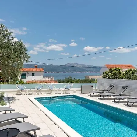 In Arbanija With Sea View, Terrace, Air Conditioning, Wifi 5139-3 アパート *