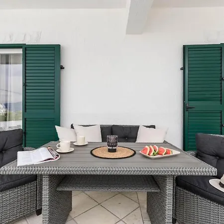 In Arbanija With Sea View, Terrace, Air Conditioning, Wifi 5139-3 アパート トロギール