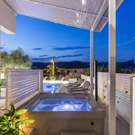 In Arbanija With Sea View, Terrace, Air Conditioning, Wifi 5139-3 Appartement Trogir