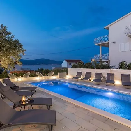アパート In Arbanija With Sea View, Terrace, Air Conditioning, Wifi 5139-3 *