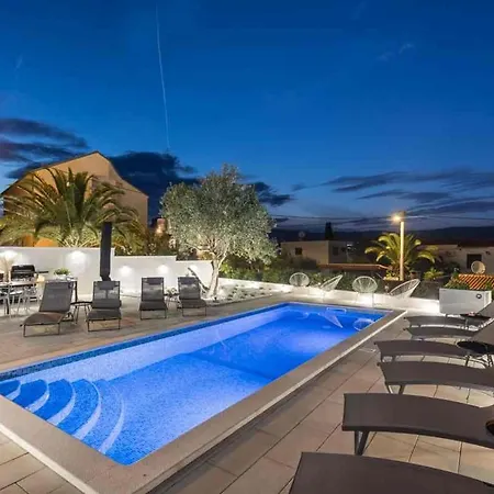 In Arbanija With Sea View, Terrace, Air Conditioning, Wifi 5139-3 アパート